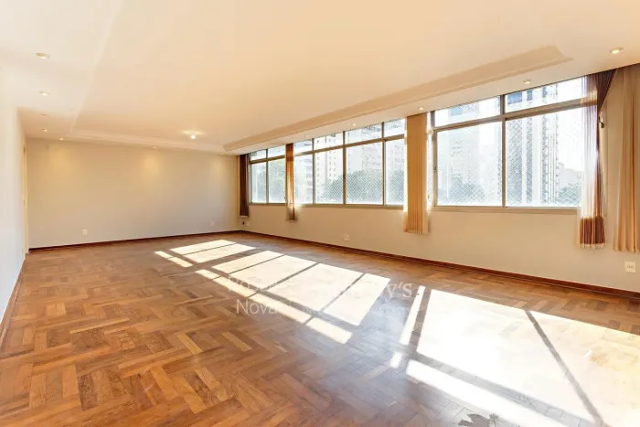 Apartamento com janelões e planta funcional no Itaim Bibi