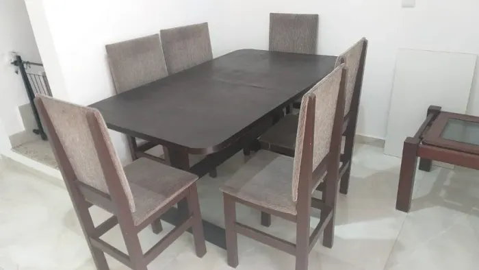 Mesa de jantar com 6 cadeiras, madeira escura com tampo extensível