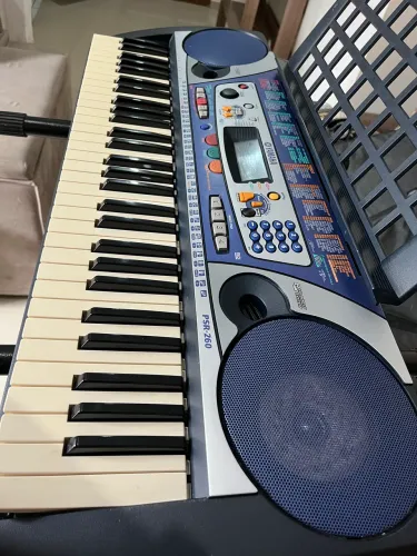 TECLADO  Yamaha PSR-260.