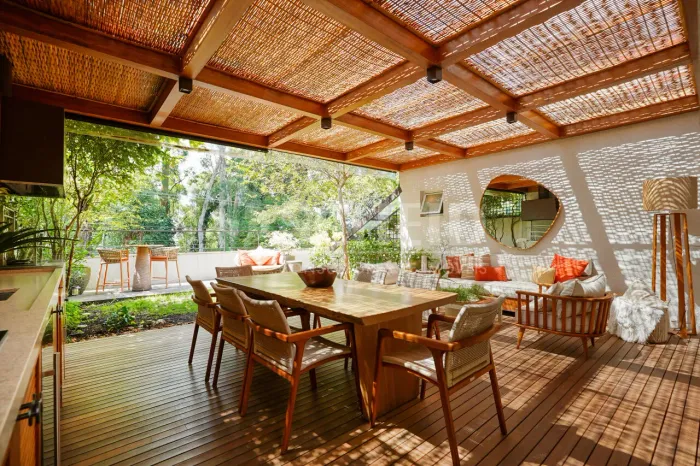 Casa reformada com 3 quartos e espaço gourmet no condomínio Vitória Regia!