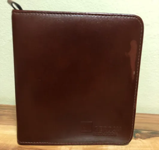 Porta CD em Couro (Com detalhe)