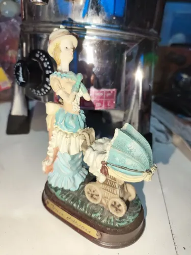 Estatueta Coleção Teresa - Mulher com seu bebê m Carrinho de Bebê