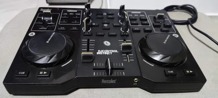 Controladora Hercules DJControl Instinct