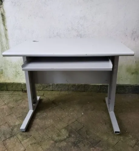 Mesa de escritório com bandeja deslizante para teclado