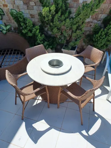 Mesa externa de vime com 4 cadeiras e tampo de marmore