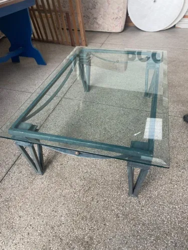 Mesa de centro com tampo de vidro