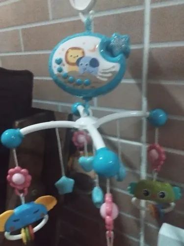 Móbile musical para bebê com luzes e sons