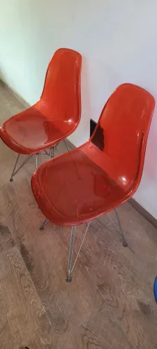 Cadeiras vermelhas em acrílico base cromada com detalhes