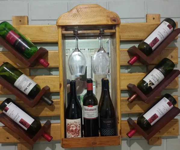 Suporte para vinhos e taças