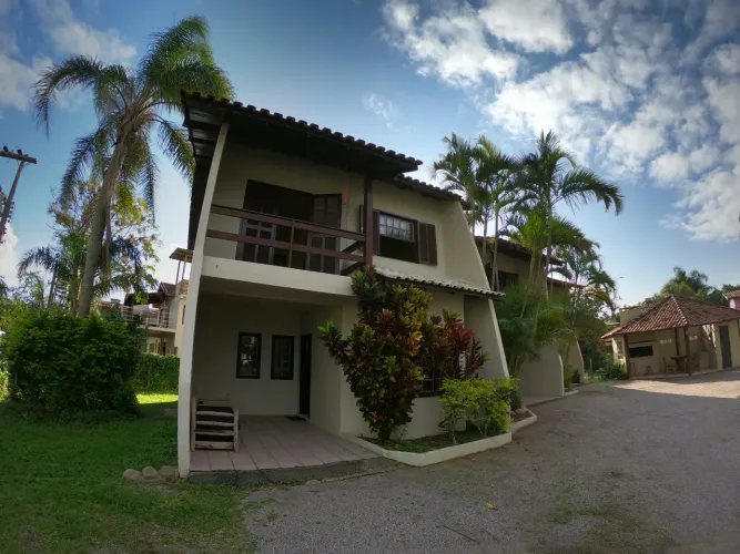 Casa em condomínio uma quadra do mar