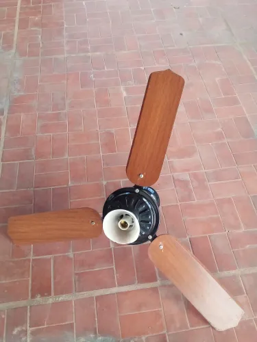 Ventilador de Teto com 3 Pás em Madeira