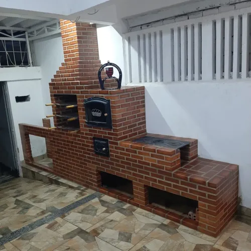 Churrasqueira de tijolo refratário sob medida