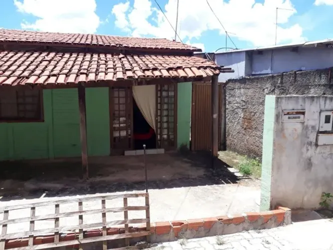 Vendo um lote de 250 MT com barraco na chácara sucupira 180 mil