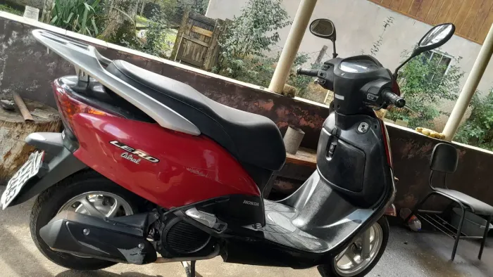 Honda lead  vermelha