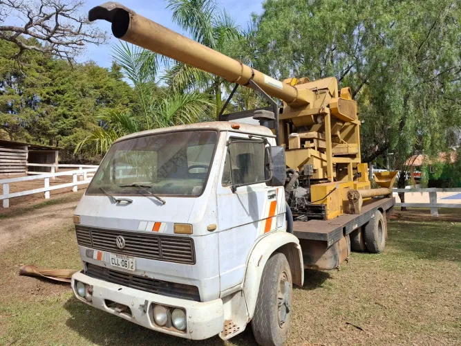 Caminhão/Máquina ambulante para beneficiar café 