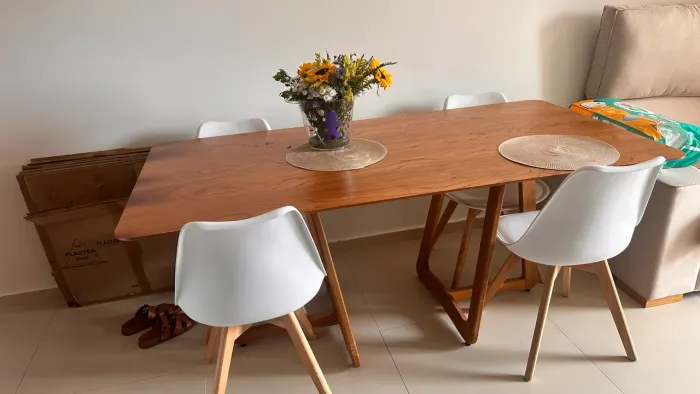 Mesa de jantar em madeira 