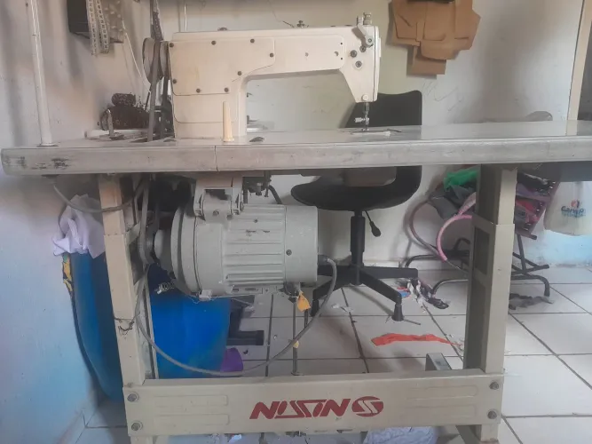 Máquina de costura reta industrial