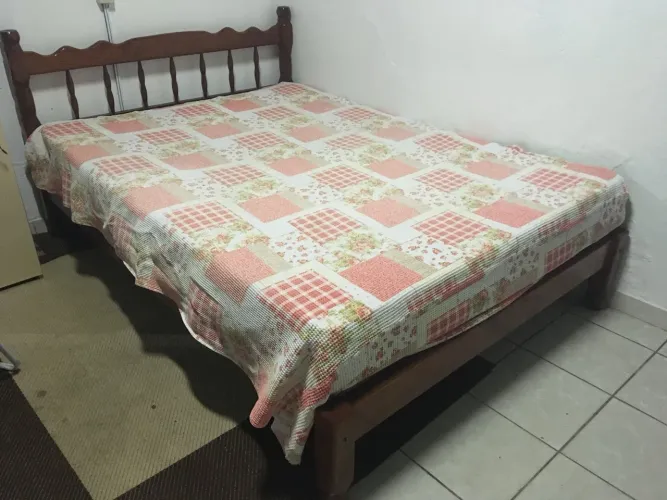 Cama de Madeira Antiga - muito forte!