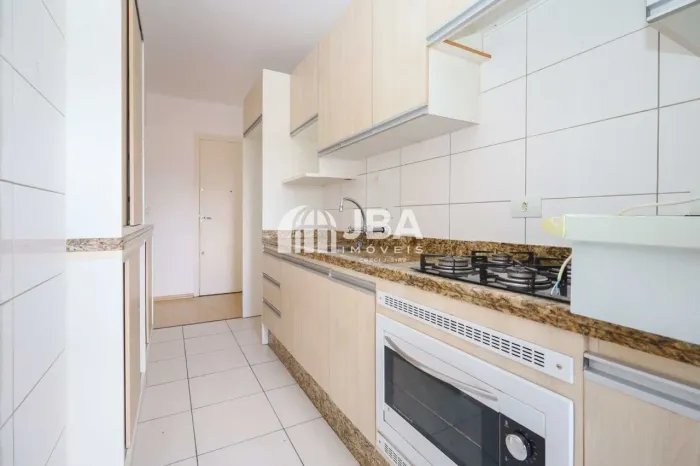 APARTAMENTO COM VARANDA E CHURRASQUEIRA