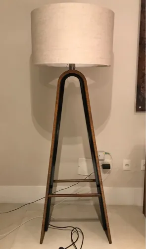 Luminária de chão alto padrão