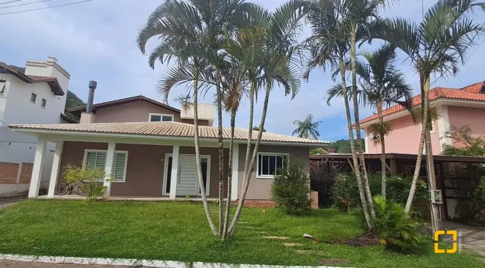 BROGNOLI VENDE- Casa em condomínio fechado no bairro Sambaqui