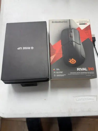 Mouse gamer da marca SteelSeries, modelo Rival 310.