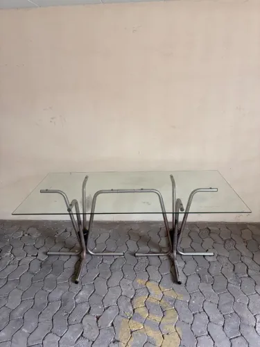 Mesa de jantar vintage com tampo de vidro e base tubular cromada