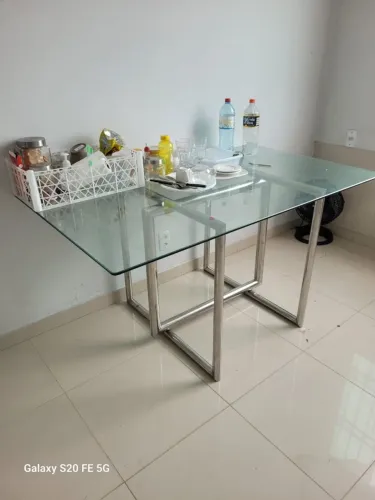 Mesa de vidro com pés em inox