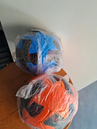 BOLAS DE FUTEBOL E VÔLEI