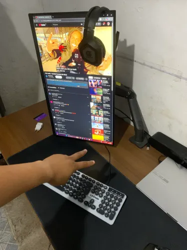 Monitor 2 meses de uso com caixa. 4k 120 hz. Já com o suporte articulado