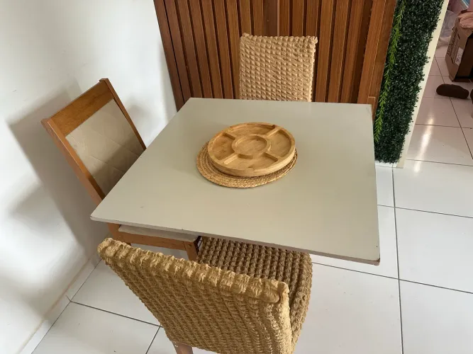 Mesa com 3 cadeiras