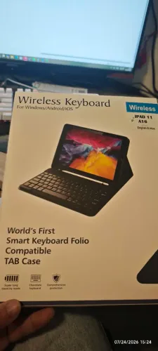 IPad 11 novo a16 255gb cor azul. Acompanha película, capa e teclado sem fio.