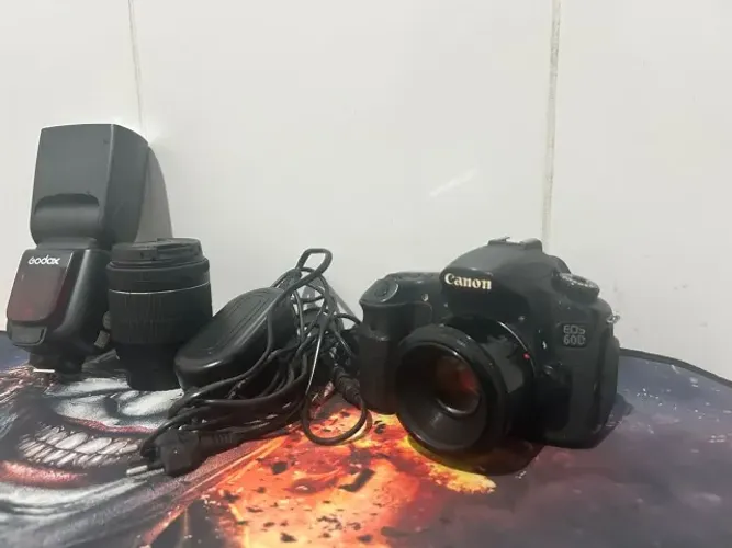 Camera Canon 60D + 2 lente 18-55 e 50mm + Flash Externo