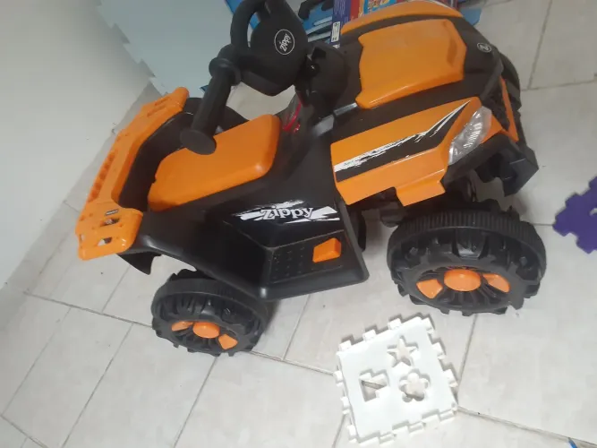 Carro elétrico de brinquedo