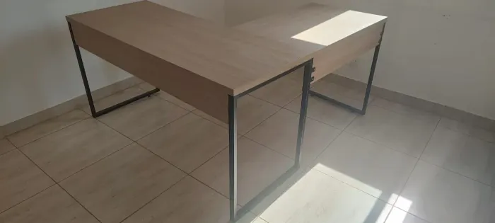 Mesa de escritório industrial em L