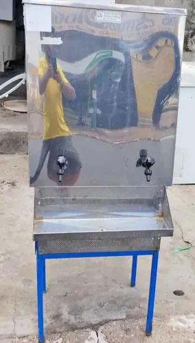 Vendo bebedouro inox 60 litros 127vts tudo funcionando e garantia
