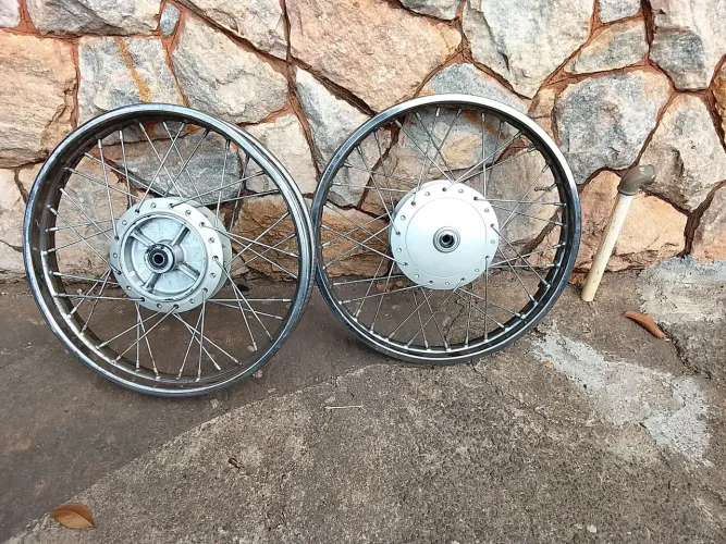 Vendo essa roda raiada tava na start 160