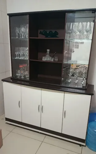 VENDE-SE ARMÁRIO PARA SALA DE JANTAR SEMI-NOVO