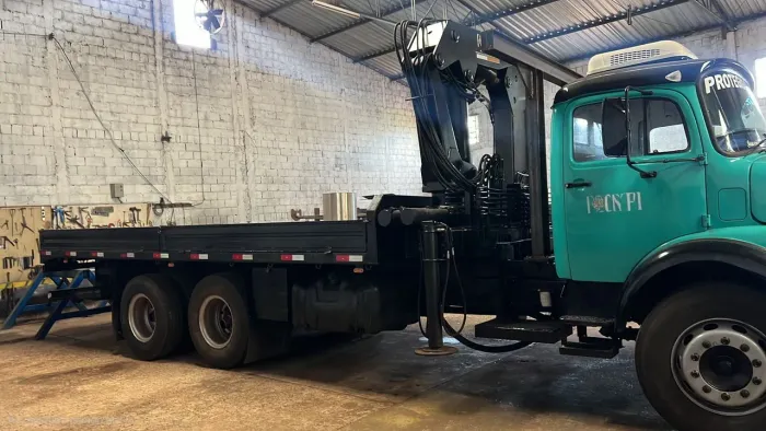 Caminhão muck 35 ton.