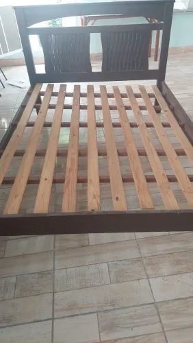 Vendo 1 cama de casal e 1 de solteiro. A de solteiro vai com colchão Probel de espuma