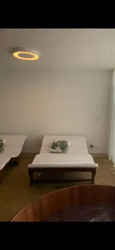 Espreguiçadeiras em madeira maciça