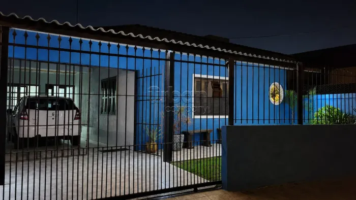 Casa com 03 quartos, sala dois ambientes, portas de vidro deixando os ambientes iluminados