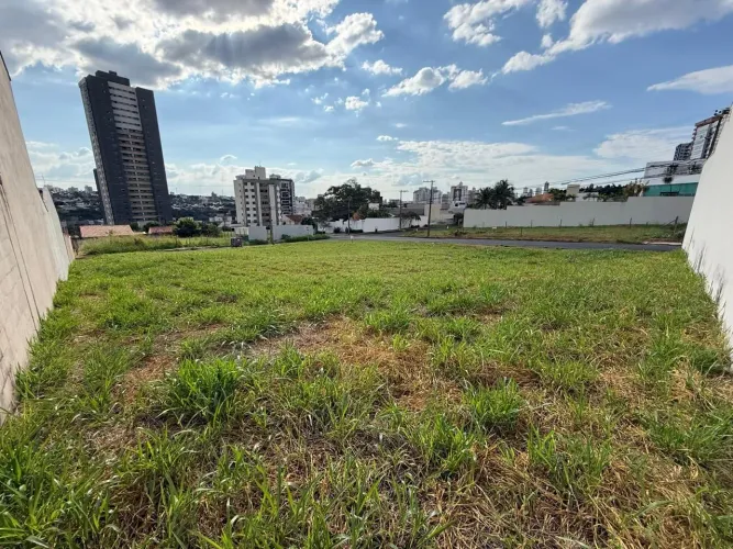 Terreno à venda no bairro Morada da Colina em Uberlândia/MG
