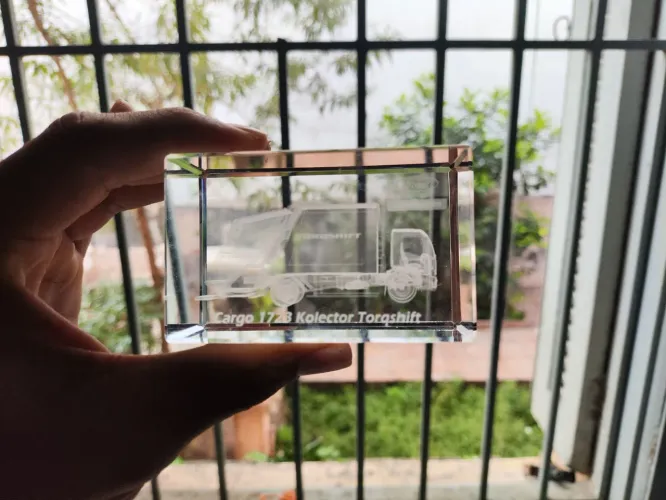 Miniatura de caminhão em vidro para enfeite