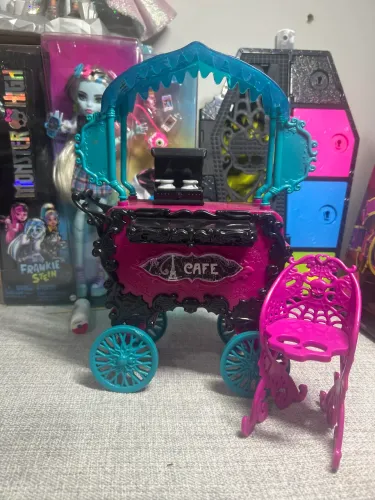 Cafeteria monster high