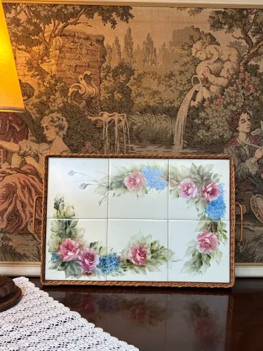 Bandeja de servir feita de azulejos pintados à mão.