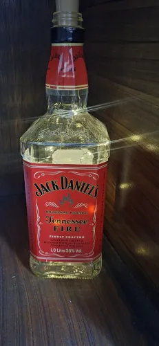 Garrafa whiskey com pisca pisca