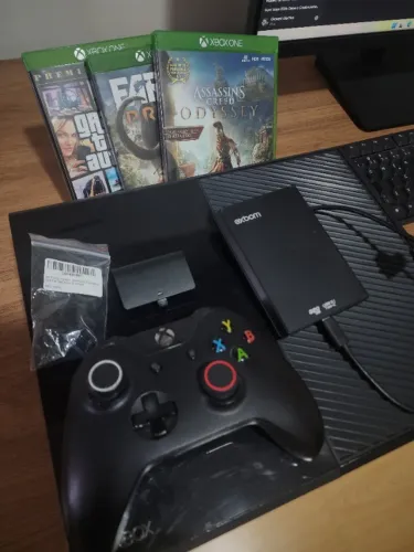 Xbox One (500GB) + HD Externo 320GB + 1 controle + 3 Jogos + Baterias Recarregáveis
