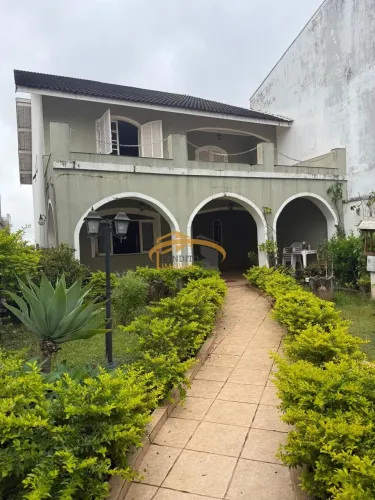 Sobrado à venda no Jaguaribe, espaçoso com 4 quartos, suíte e 3 salas.