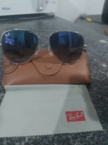 Ray-Ban Aviator Classic ou Aviator Gradient com armação prateada e lentes azul-claro